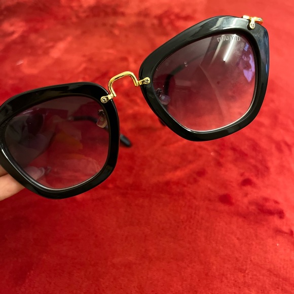 Cat Eye Sunglasses With Golden Frame - Picture 7 of 7